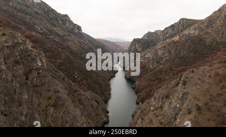 Aus der Vogelperspektive auf den Matka-See mit einem Staudamm-Kraftwerk und dem Treska-Fluss in Skopje, Mazedonien Stockfoto