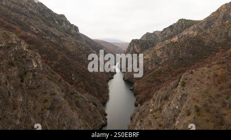 Aus der Vogelperspektive auf den Matka-See mit einem Staudamm-Kraftwerk und dem Treska-Fluss in Skopje, Mazedonien Stockfoto