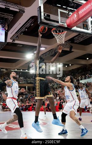 Monaco, Monaco. Dezember 2024. Die Istanbuler Spieler #17 Vincent Poirier, #0 Shane Larkin und #1 Rodrigue Beaubois werden während des Euroleague-Spiels zwischen AS Monaco und Anadolu Efes Istanbul in der Gaston Medecin Hall in Aktion gesehen. Endergebnis: AS Monaco 94 - 75 Anadolu Efes Istanbul (Foto: Laurent Coust/SOPA Images/SIPA USA) Credit: SIPA USA/Alamy Live News Stockfoto