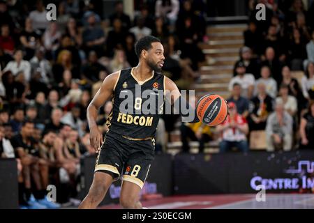 Monaco, Monaco. Dezember 2024. Jordan Loyd ist als Monaco-Spieler Nr. 8 beim Euroleague-Spiel zwischen AS Monaco und Anadolu Efes Istanbul in der Gaston Medecin Hall zu sehen. Endergebnis: AS Monaco 94 - 75 Anadolu Efes Istanbul (Foto: Laurent Coust/SOPA Images/SIPA USA) Credit: SIPA USA/Alamy Live News Stockfoto