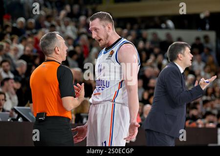 Monaco, Monaco. Dezember 2024. Rolands Smits, Spieler Nr. 11 aus Istanbul, reagiert während des Euroleague-Spiels zwischen AS Monaco und Anadolu Efes Istanbul in Gaston Medecin Hall. Endergebnis: AS Monaco 94 - 75 Anadolu Efes Istanbul (Foto: Laurent Coust/SOPA Images/SIPA USA) Credit: SIPA USA/Alamy Live News Stockfoto