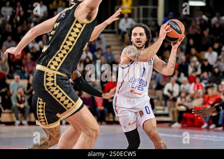 Monaco, Monaco. Dezember 2024. Shane Larkin, der Spieler Nummer 0 aus Istanbul, wird während des Euroleague-Spiels zwischen AS Monaco und Anadolu Efes Istanbul in der Gaston Medecin Hall gesehen. Endergebnis: AS Monaco 94 - 75 Anadolu Efes Istanbul (Foto: Laurent Coust/SOPA Images/SIPA USA) Credit: SIPA USA/Alamy Live News Stockfoto