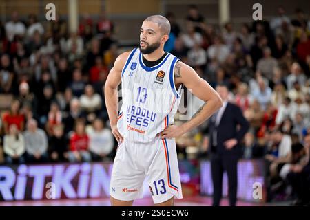 Monaco, Monaco. Dezember 2024. Istanbul Spieler #13 Darius Thompson wird während des Euroleague-Spiels zwischen AS Monaco und Anadolu Efes Istanbul in Gaston Medecin Hall gesehen. Endergebnis: AS Monaco 94 - 75 Anadolu Efes Istanbul (Foto: Laurent Coust/SOPA Images/SIPA USA) Credit: SIPA USA/Alamy Live News Stockfoto