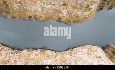 Aus der Vogelperspektive auf den Matka-See mit einem Staudamm-Kraftwerk und dem Treska-Fluss in Skopje, Mazedonien Stockfoto