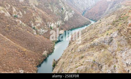 Aus der Vogelperspektive auf den Matka-See mit einem Staudamm-Kraftwerk und dem Treska-Fluss in Skopje, Mazedonien Stockfoto