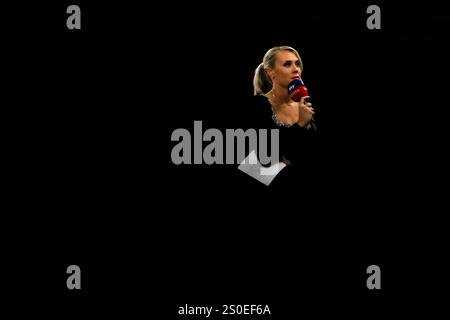 Alexandra Palace, London, Großbritannien. Dezember 2024. PDC Paddy Power World Dart Championships Tag 10 2024/25; Interviewer Emma Paton im Alexandra Palace Credit: Action Plus Sports/Alamy Live News Stockfoto