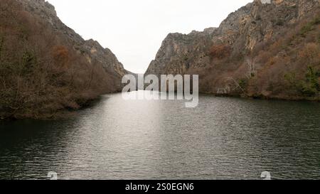 Aus der Vogelperspektive auf den Matka-See mit einem Staudamm-Kraftwerk und dem Treska-Fluss in Skopje, Mazedonien Stockfoto