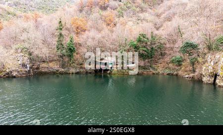 Aus der Vogelperspektive auf den Matka-See mit einem Staudamm-Kraftwerk und dem Treska-Fluss in Skopje, Mazedonien Stockfoto