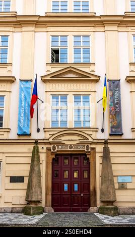Fassade des Tschechischen Musikmuseums, untergebracht in der ehemaligen Barockkirche St. Maria Magdalena in Kleinstadt, Stadtteil Mala Strana, Prag, Tschechien Stockfoto