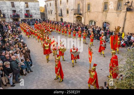 Römische Soldaten marschieren während der Karwoche oder Semana Santa in Verges, Spanien Stockfoto