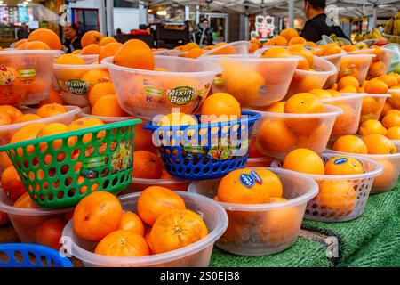 Schüsseln mit frischen Orangen werden an einem Marktstand angeboten Stockfoto
