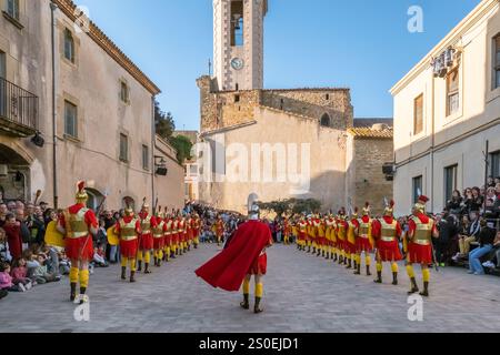 Römische Soldaten marschieren während der Karwoche oder Semana Santa in Verges, Spanien Stockfoto