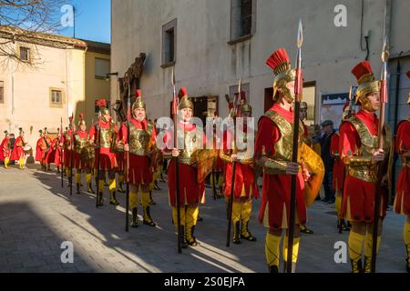 Römische Soldaten marschieren während der Karwoche oder Semana Santa in Verges, Spanien Stockfoto