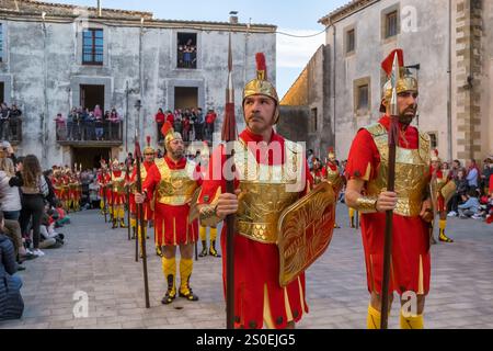 Römische Soldaten marschieren während der Karwoche oder Semana Santa in Verges, Spanien Stockfoto