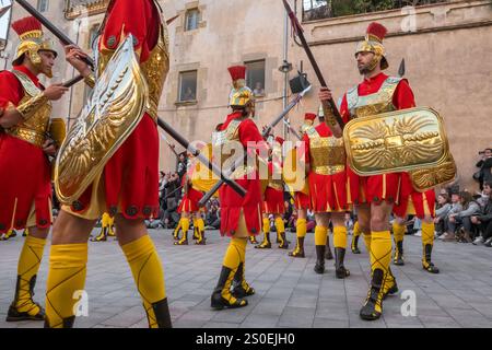 Römische Soldaten marschieren während der Karwoche oder Semana Santa in Verges, Spanien Stockfoto