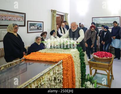 Neu-Delhi, Indien. Dezember 2024. Der indische Premierminister Narendra Modi, Zentrum, besucht das Haus des ehemaligen Premierministers Dr. Manmohan Singh, um nach seinem Tod im Alter von 92 Jahren am 27. Dezember 2024 in Neu-Delhi, Indien, seinen Respekt zu erweisen. Modi rief zu fünf Tagen nationaler Trauer auf und sagte: "Indien trauert um einen seiner bedeutendsten Führer". Quelle: PIB/Press Information Bureau/Alamy Live News Stockfoto