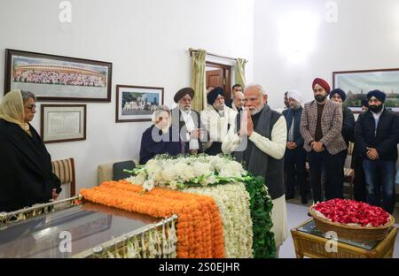 Neu-Delhi, Indien. Dezember 2024. Der indische Premierminister Narendra Modi, Zentrum, besucht das Haus des ehemaligen Premierministers Dr. Manmohan Singh, um nach seinem Tod im Alter von 92 Jahren am 27. Dezember 2024 in Neu-Delhi, Indien, seinen Respekt zu erweisen. Modi rief zu fünf Tagen nationaler Trauer auf und sagte: "Indien trauert um einen seiner bedeutendsten Führer". Quelle: PIB/Press Information Bureau/Alamy Live News Stockfoto