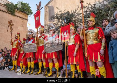 Römische Soldaten marschieren während der Karwoche oder Semana Santa in Verges, Spanien Stockfoto