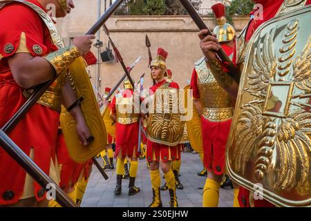 Römische Soldaten marschieren während der Karwoche oder Semana Santa in Verges, Spanien Stockfoto