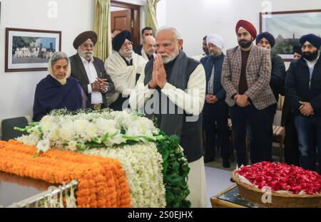 Neu-Delhi, Indien. Dezember 2024. Der indische Premierminister Narendra Modi, Zentrum, besucht das Haus des ehemaligen Premierministers Dr. Manmohan Singh, um nach seinem Tod im Alter von 92 Jahren am 27. Dezember 2024 in Neu-Delhi, Indien, seinen Respekt zu erweisen. Modi rief zu fünf Tagen nationaler Trauer auf und sagte: "Indien trauert um einen seiner bedeutendsten Führer". Quelle: PIB/Press Information Bureau/Alamy Live News Stockfoto