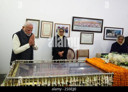 Neu-Delhi, Indien. Dezember 2024. Der indische Premierminister Narendra Modi, links, besucht das Haus des ehemaligen Premierministers Dr. Manmohan Singh, um nach seinem Tod im Alter von 92 Jahren am 27. Dezember 2024 in Neu-Delhi, Indien, seinen Respekt zu erweisen. Modi rief zu fünf Tagen nationaler Trauer auf und sagte: "Indien trauert um einen seiner bedeutendsten Führer". Quelle: PIB/Press Information Bureau/Alamy Live News Stockfoto