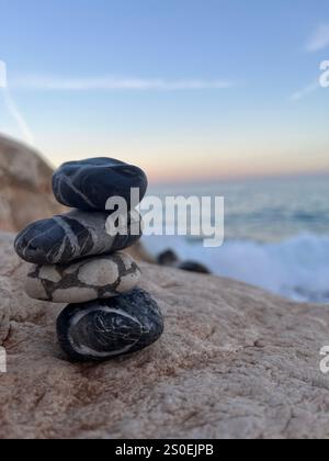 Ein Kieselstein am berühmten Rocky Beach von Nizza in Südfrankreich. Der Kieselstein wird von Wanderern verwendet, um zu zeigen, dass sie auf dem richtigen Kurs sind Stockfoto