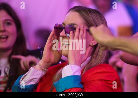 Alexandra Palace, London, Großbritannien. Dezember 2024. PDC Paddy Power World Dart Championships Tag 10 2024/25; Darts-Fan mit schicker Brille Credit: Action Plus Sports/Alamy Live News Stockfoto