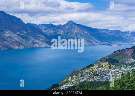 Der neuseeländische Queenstown liegt am großen S-förmigen Lake Wakatipu der Südinsel. Stockfoto