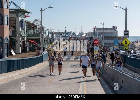 Santa Monica CA USA - 17. August 2017: Der Santa Monica Pier enthält einen kleinen Vergnügungspark, Konzessionsstände und Bereiche für Ausblicke und Angeln. Stockfoto