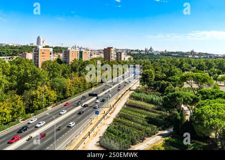 Madrid, Spanien, 23. September 2016: Blick auf die Stadt von der Teleferico-Seilbahn mit der Autobahn M30, die durch den Tunnel unter der Innenstadt führt Stockfoto