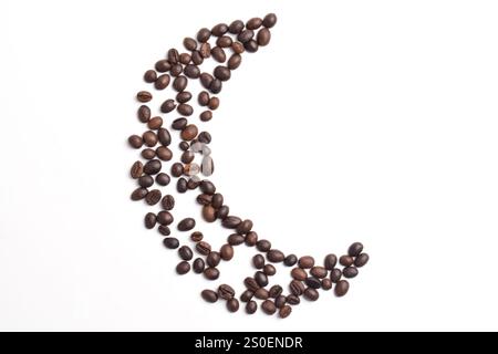 Draufsicht der sichelförmigen Kaffeebohnen auf weißem Hintergrund. Stockfoto