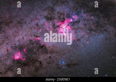 Der Carina-Nebula und der Running Chicken Nebula umgeben von offenen Sternhaufen. Stockfoto