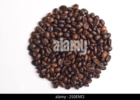 Draufsicht der Kaffeebohnen in kreisförmiger Form, isoliert auf weißem Hintergrund. Stockfoto
