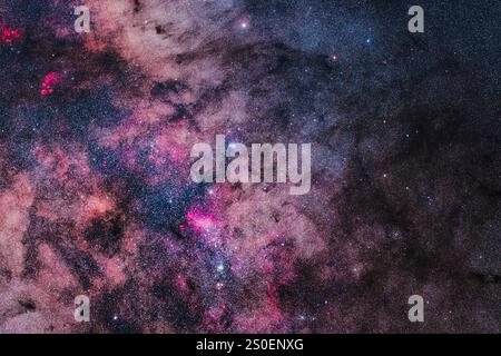 Das reiche Gebiet im südlichen Skorpius, das den Falschen Kometen und Nebel zeigt. Stockfoto