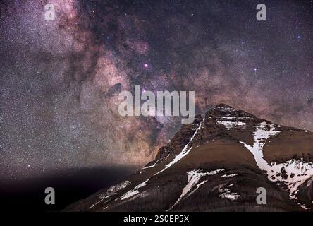 Die Milchstraße erhebt sich über den Gipfel des Mt. Blakiston, Alberta, Kanada. Stockfoto