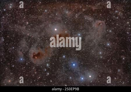 Hyades Sternhaufen in der dichten und bräunlichen Staubwolke LDN 1551. Stockfoto