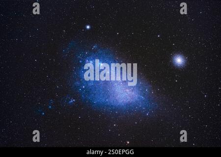 Die kleine Magellansche Wolke, mit Kugelsternhaufen NGC 104 rechts. Stockfoto