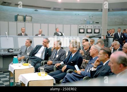 Cape Canaveral, USA, 11. September 1962: Major Rocco Petrone (ohne Kamera) hielt Präsident John F. Kennedy während einer Tour durch Blockhouse 34 im Cape Canaveral Missile Test Annex. Ebenfalls anwesend sind NASA-Administrator James Webb, Vizepräsident Lyndon Johnson, Direktor des NASA Launch Center Kurt Heinrich Debus, Verteidigungsminister Robert McNamara und andere Würdenträger. Stockfoto