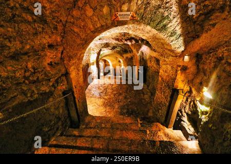 Treppen zur unteren Ebene der berühmten Ik Kil Cenote, einer natürlichen Kalksteinhöhle mit einem tiefen natürlichen Süßwasserpool in der Nähe von Chichen Itza, Mexcio Stockfoto