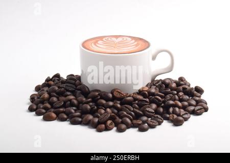 Kaffee mit Latte Art und Kaffeebohnen isoliert auf weißem Hintergrund Stockfoto