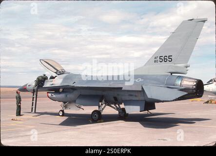 Raus mit dem Alten, rein mit dem Neuen. Keine Einheitenmarkierungen auf dieser Maschine, gerade Block 15 F-16A geliefert Eine der ersten Lieferungen an die Montana ANG 120FIG, als die Einheit von der F-106 umgebaut wurde. Die F-16 kam im April 1987 an. Stockfoto