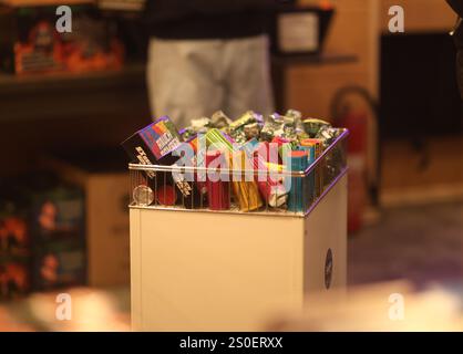 Halberstadt, Deutschland. Dezember 2024. Bei einem Sonderverkauf in Halberstadt gibt es ein Feuerwerk auf einem Tisch. Um Mitternacht öffneten sich die Türen für einen speziellen Verkauf von Feuerwerk. Eine lange Warteschlange von Personen bildete sich außerhalb des Stores. Einige Kunden hatten mehr als vier Stunden gewartet, um reinzukommen. Mit dem Sonderangebot wollten die Einzelhändler den allgemeinen Rabattverkäufen voraus sein. Die Branche erwartet in diesem Jahr einen Umsatz von 180 Millionen Euro. Quelle: Matthias Bein/dpa/Alamy Live News Stockfoto