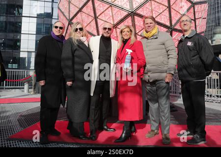 NY, USA. Dezember 2024. NEW YORK, NEW YORK – 27. DEZEMBER: Sänger Pitbull bei den neu installierten Crystal Triangles am New Year's Eve Ball am One Times Square am 27. Dezember 2024 in New York City. Der Silvesterball wiegt 11.875 kg und verfügt über 2.688 glitzernde Kristalldreiecke. (Kreditbild: © Luiz Rampelotto/ZUMA Press Wire) NUR REDAKTIONELLE VERWENDUNG! Nicht für kommerzielle ZWECKE! Quelle: ZUMA Press, Inc./Alamy Live News Stockfoto