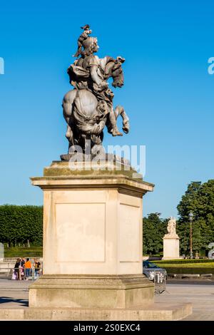 Reiterstatue Ludwig XIV. Auf Sockel, Innenhof des Louvre, Paris, Frankreich. Stockfoto