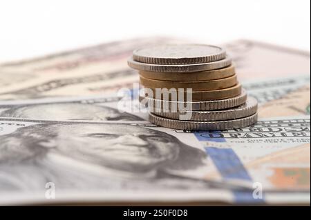 Ein Stapel Münzen und ein Schein mit den Worten Vereinigte Staaten von Amerika drauf. Die Münzen sind Silber und Gold Stockfoto