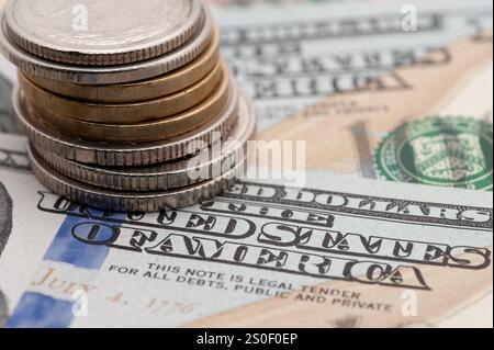 Ein Stapel Münzen auf einem US-amerikanischen Schein. Die Münzen sind Silber und Gold Stockfoto