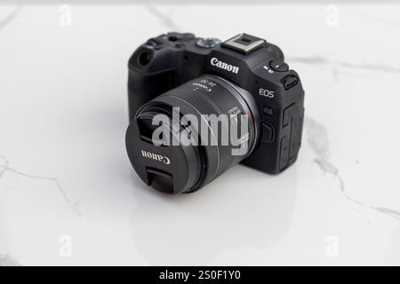 Canon EOS R8 spiegellose Kamera mit HF 50 mm 1:4,5-6,3 IS STM Objektiv. Stockfoto