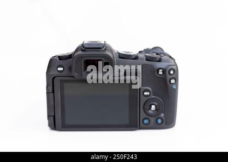 Rückansicht der Canon EOS R8 Kamera mit LCD-Bildschirm und Tasten auf weißem isoliertem Hintergrund Stockfoto