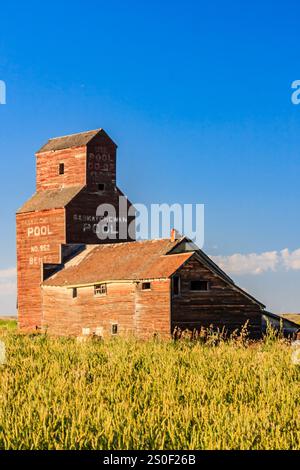 Ein großes rotes Gebäude mit einem Schild, auf dem "Pool" steht. Das Gebäude ist alt und verlassen Stockfoto