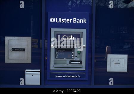 Aktenfoto vom 02/21 eines Geldautomaten in einer Ulster Bank-Zweigstelle in Raheny, Dublin. Neu veröffentlichte Akten aus dem National Archives in Dublin zeigen, dass es mehr als zwei Jahre dauerte, bis Irland das Geschenk eines Gemäldes von Daniel O’Connell von der Royal Bank of Scotland (RBS) annahm, nachdem befürchtet wurde, dass das irische parlament nur eine Kopie des Originalporträts erhalten hatte. Ausgabedatum: Samstag, 28. Dezember 2024. Stockfoto